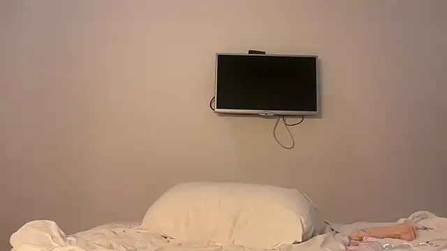 Snapshot of realrockybee1 chatting on November 8, 2025, 12:00 am realrockybee1 online show from November 8, 2025, 12:00 am