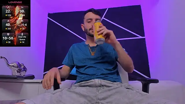 Snapshot of VynnyBlacke_ chatting on October 13, 2025, 8:20 pm VynnyBlacke online show from October 13, 2025, 8:20 pm