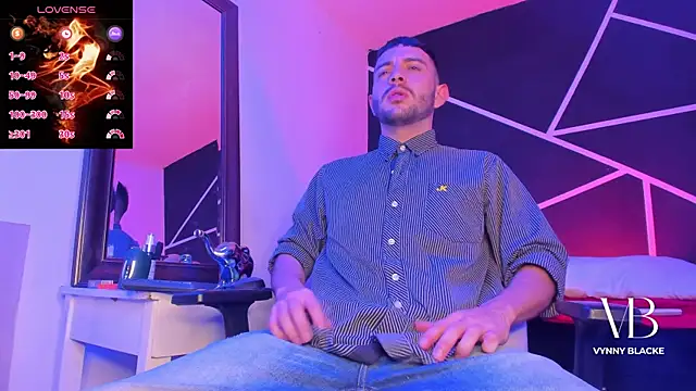 Snapshot of VynnyBlacke_ chatting on October 29, 2025, 8:10 pm VynnyBlacke online show from October 29, 2025, 8:10 pm