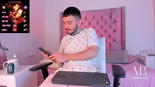 Snapshot of VynnyBlacke_ chatting on November 4, 2025, 9:14 pm VynnyBlacke online show from November 4, 2025, 9:14 pm