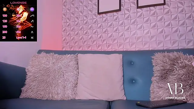 Snapshot of VynnyBlacke_ chatting on November 6, 2025, 8:10 pm VynnyBlacke online show from November 6, 2025, 8:10 pm