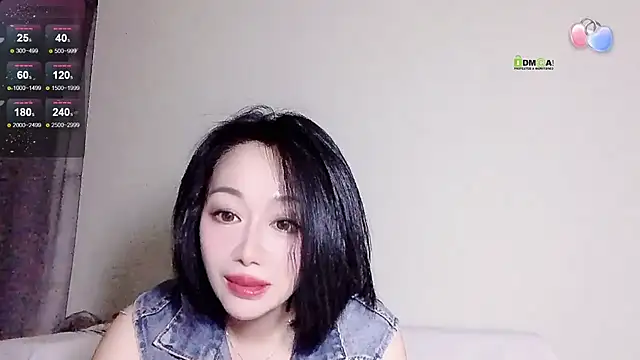 Snapshot of Smile-- chatting on October 6, 2025, 10:23 am Smile-- online show from October 6, 2025, 10:23 am