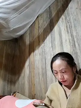 Snapshot of Tuyet_xx chatting on October 28, 2025, 1:42 am Tuyet xx online show from October 28, 2025, 1:42 am