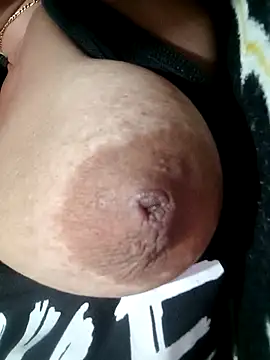 Snapshot of Hotmommax chatting on October 7, 2025, 8:17 pm Hotmommax online show from October 7, 2025, 8:17 pm