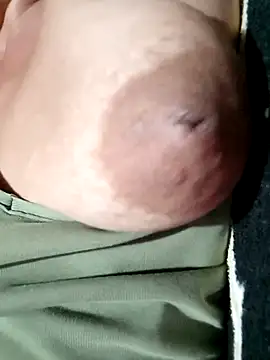 Snapshot of Hotmommax chatting on November 2, 2025, 6:21 pm Hotmommax online show from November 2, 2025, 6:21 pm