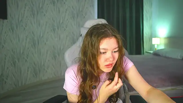 Snapshot of LewisThrone chatting on September 29, 2025, 4:17 am LewisThrone online show from September 29, 2025, 4:17 am