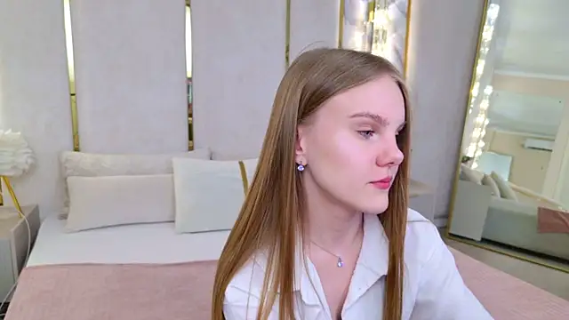 Lili Lohan online show from June 10, 2026, 4:45 am
