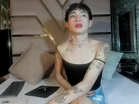 Snapshot of Mila_Leon chatting on October 6, 2025, 4:10 am Mila Leon online show from October 6, 2025, 4:10 am