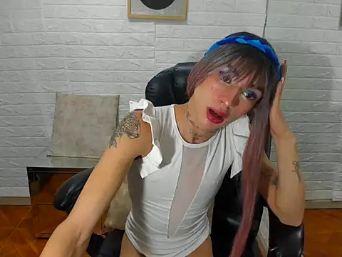 Snapshot of Mila_Leon chatting on November 3, 2025, 1:40 am Mila Leon online show from November 3, 2025, 1:40 am