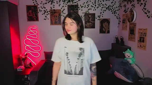 kira kick online show from October 28, 2025, 3:25 pm