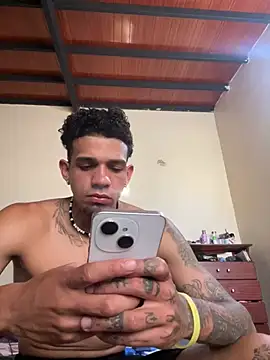 Snapshot of Valentino-elTuyo chatting on February 2, 2026, 3:00 pm Valentino-elTuyo online show from February 2, 2026, 3:00 pm