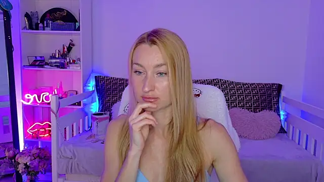 MysticRoxanne online show from December 23, 2025, 6:55 am