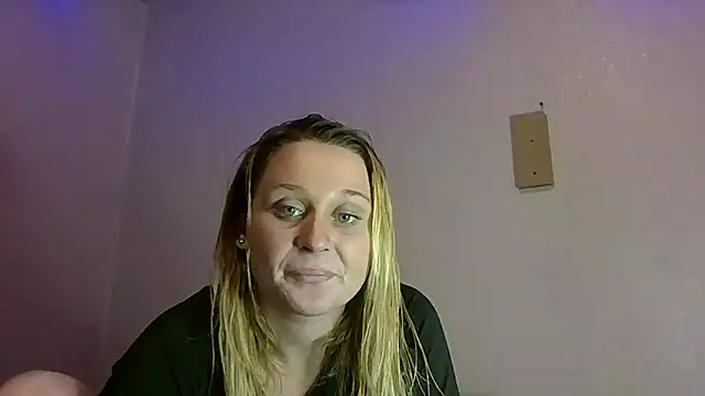 Snapshot of Queen2454 chatting on October 8, 2025, 11:46 pm Queen2454 online show from October 8, 2025, 11:46 pm