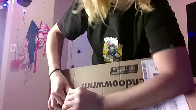 Snapshot of Queen2454 chatting on October 12, 2025, 9:58 pm Queen2454 online show from October 12, 2025, 9:58 pm