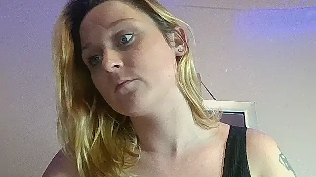 Snapshot of Queen2454 chatting on October 16, 2025, 8:54 pm Queen2454 online show from October 16, 2025, 8:54 pm