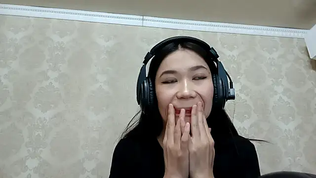 Snapshot of YukiShaapan chatting on October 15, 2025, 10:15 am YukiShaapan online show from October 15, 2025, 10:15 am