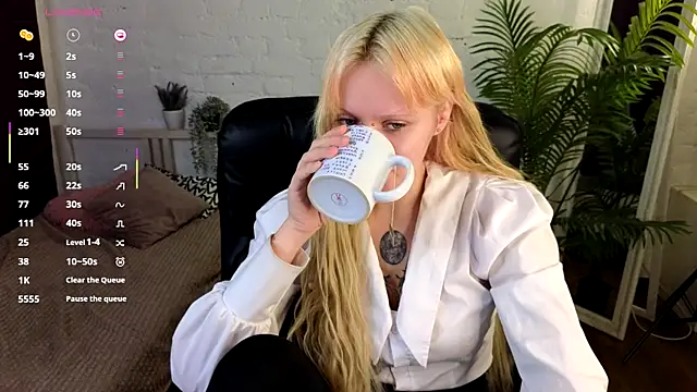 kitten murray  online show from November 2, 2025, 5:43 am