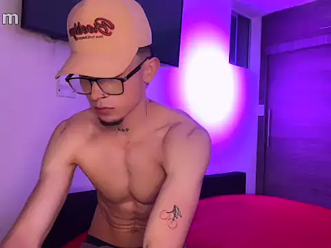 Snapshot of strongManLatino chatting on February 5, 2026, 2:27 am strongManLatino online show from February 5, 2026, 2:27 am