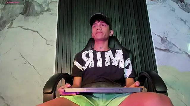 Snapshot of milo_crave chatting on October 1, 2025, 12:44 pm milo crave online show from October 1, 2025, 12:44 pm