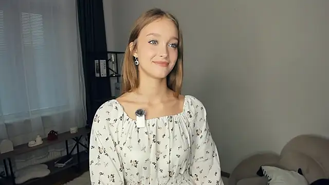 SerrenaAa online show from October 6, 2025, 8:45 am