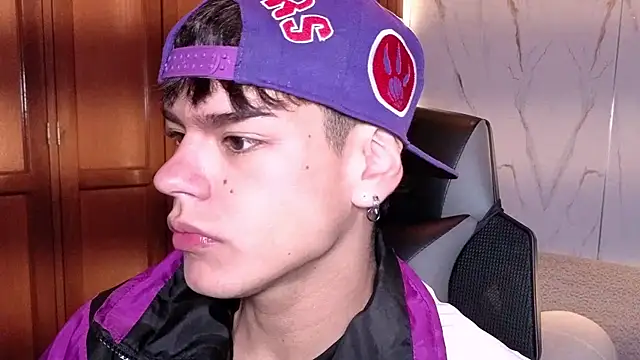 Snapshot of kevienmiet chatting on October 15, 2025, 12:16 pm kevienmiet online show from October 15, 2025, 12:16 pm