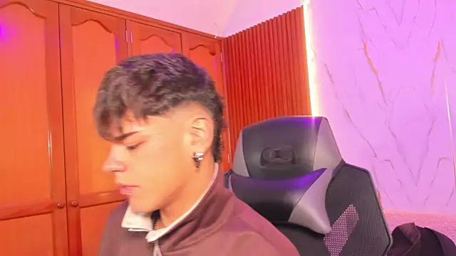 Snapshot of kevienmiet chatting on October 20, 2025, 12:05 pm kevienmiet online show from October 20, 2025, 12:05 pm