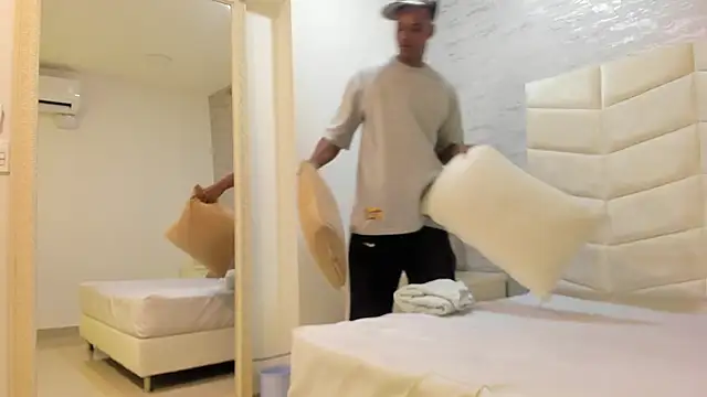 jax black online show from December 2, 2025, 6:47 pm