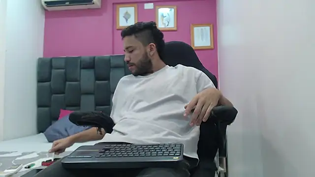 Juan FelipeX01 online show from October 20, 2025, 4:51 pm