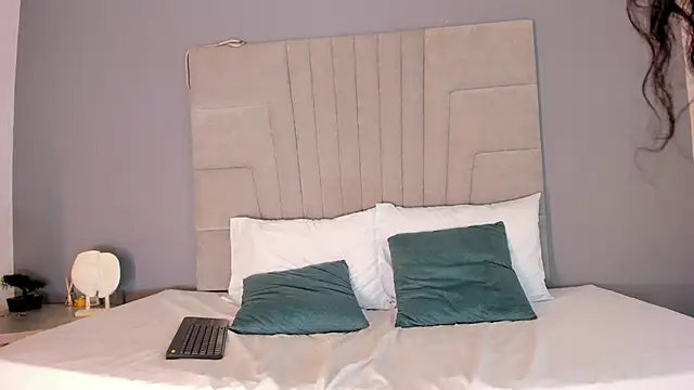 lanna jones  online show from October 12, 2025, 11:53 am