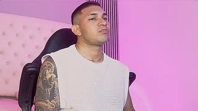 Snapshot of venedic_bull chatting on October 13, 2025, 11:38 pm venedic bull online show from October 13, 2025, 11:38 pm