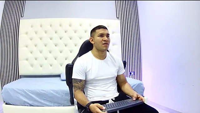 Snapshot of venedic_bull chatting on October 28, 2025, 8:22 pm venedic bull online show from October 28, 2025, 8:22 pm