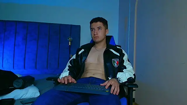 EthanConnor  online show from September 30, 2025, 12:32 pm