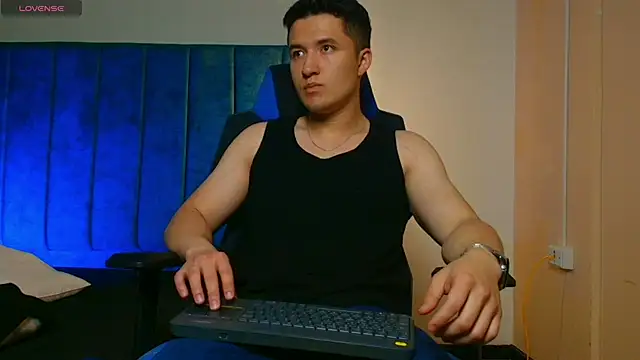 EthanConnor  online show from October 3, 2025, 11:51 am