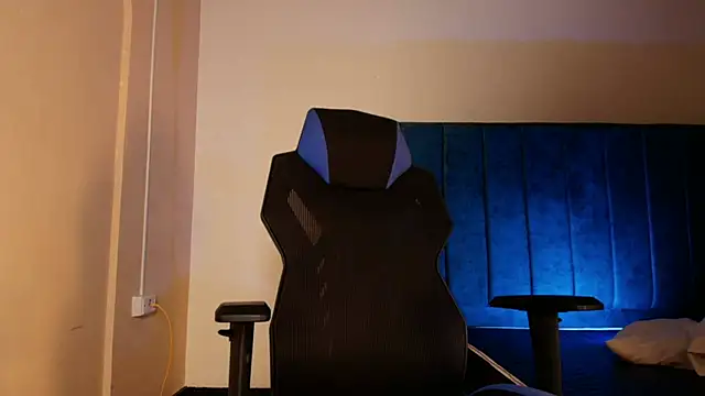 EthanConnor  online show from October 7, 2025, 12:13 pm