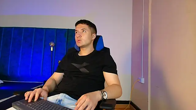 EthanConnor  online show from October 16, 2025, 12:28 pm