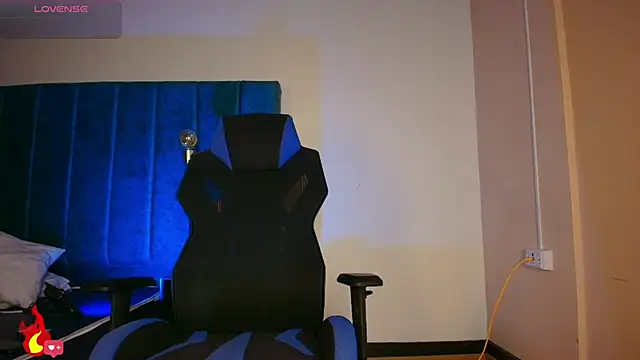 EthanConnor  online show from October 17, 2025, 11:35 am