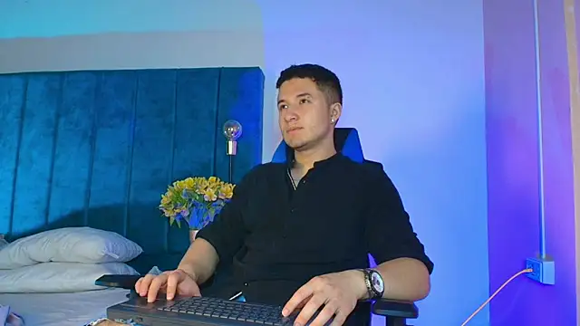 EthanConnor  online show from October 29, 2025, 12:29 pm