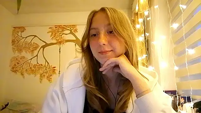 Snapshot of CarynFlaryn chatting on October 9, 2025, 4:10 am CarynFlaryn online show from October 9, 2025, 4:10 am