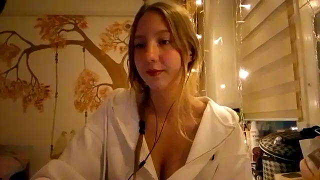 Snapshot of CarynFlaryn chatting on October 13, 2025, 4:01 am CarynFlaryn online show from October 13, 2025, 4:01 am