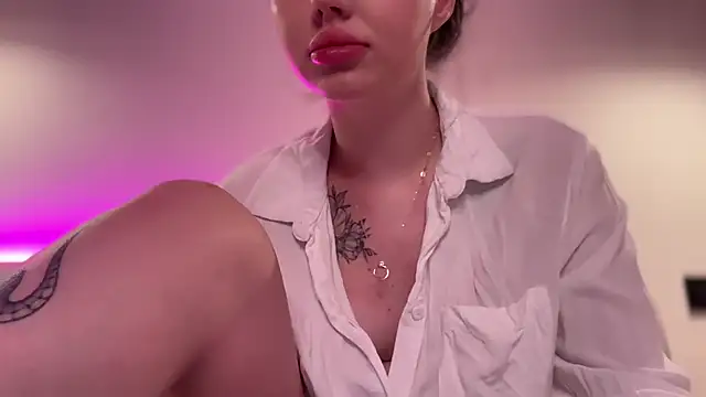 AlmaryKim online show from October 4, 2025, 9:02 pm