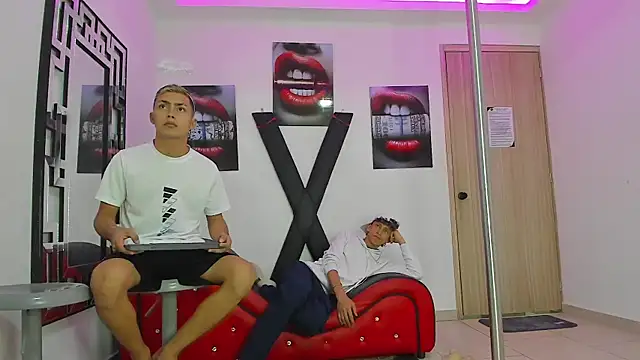 VERY HOT GUYS online show from October 3, 2025, 1:35 am