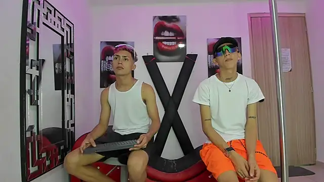 VERY HOT GUYS online show from November 16, 2025, 1:33 am