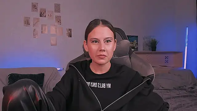 adelle046 online show from October 13, 2025, 2:06 pm