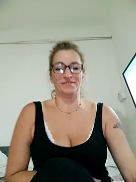 Snapshot of Fifi83Bell chatting on October 6, 2025, 4:48 pm Fifi83Bell online show from October 6, 2025, 4:48 pm