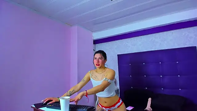 LeaMoreau22 online show from December 2, 2025, 12:32 pm