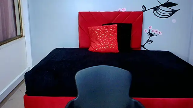 Snapshot of Charlotte__Gray chatting on October 18, 2025, 12:28 pm Charlotte Gray online show from October 18, 2025, 12:28 pm