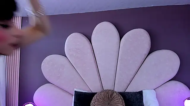 MeganR  online show from April 9, 2026, 12:54 pm