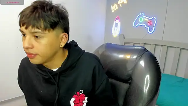 StiwenTwink online show from November 7, 2025, 1:55 pm