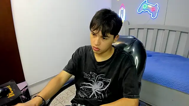 StiwenTwink online show from November 24, 2025, 1:55 pm