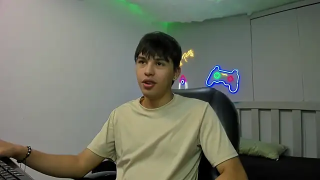 StiwenTwink online show from December 5, 2025, 7:43 pm